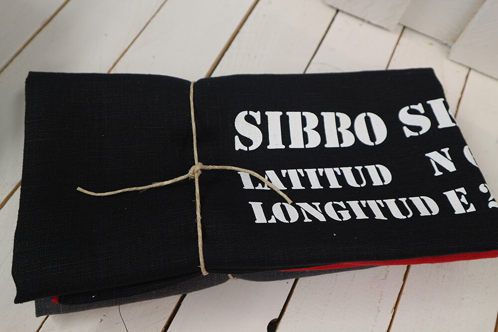 musta_tyynynpaallinen_sibbo_skargard